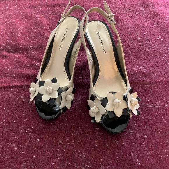 Bandolino Black Tan Flower Shoes - Picture 4 of 4